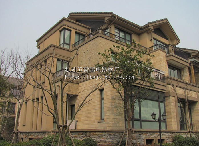 供应成都别墅阳光房专用屋檐水槽 公司名称:杭州凡塔森建材有限公司 品 牌:凡塔森 厂 址:杭州市余杭区五常工业区 包 装:管材以塑料薄膜为主,配件用纸箱包装 运 输:产品避免积压机械撞击 贮 存:产品远离火源,堆高不应超过1.5米 材 质:pvc/铝合金 颜 色:白色,咖啡色,灰色,棕红色等 交货日期:2-3天 安装落水管 1,制作落水口: 根据落水口位置,用扁铲,铁皮剪刀或角磨机在地面工作区制作落水口。 安装弯头: 根据落水口位置,把弯头铆接在制作好的落水口上 确定管卡位置: 根据落水口位置,用线坠确